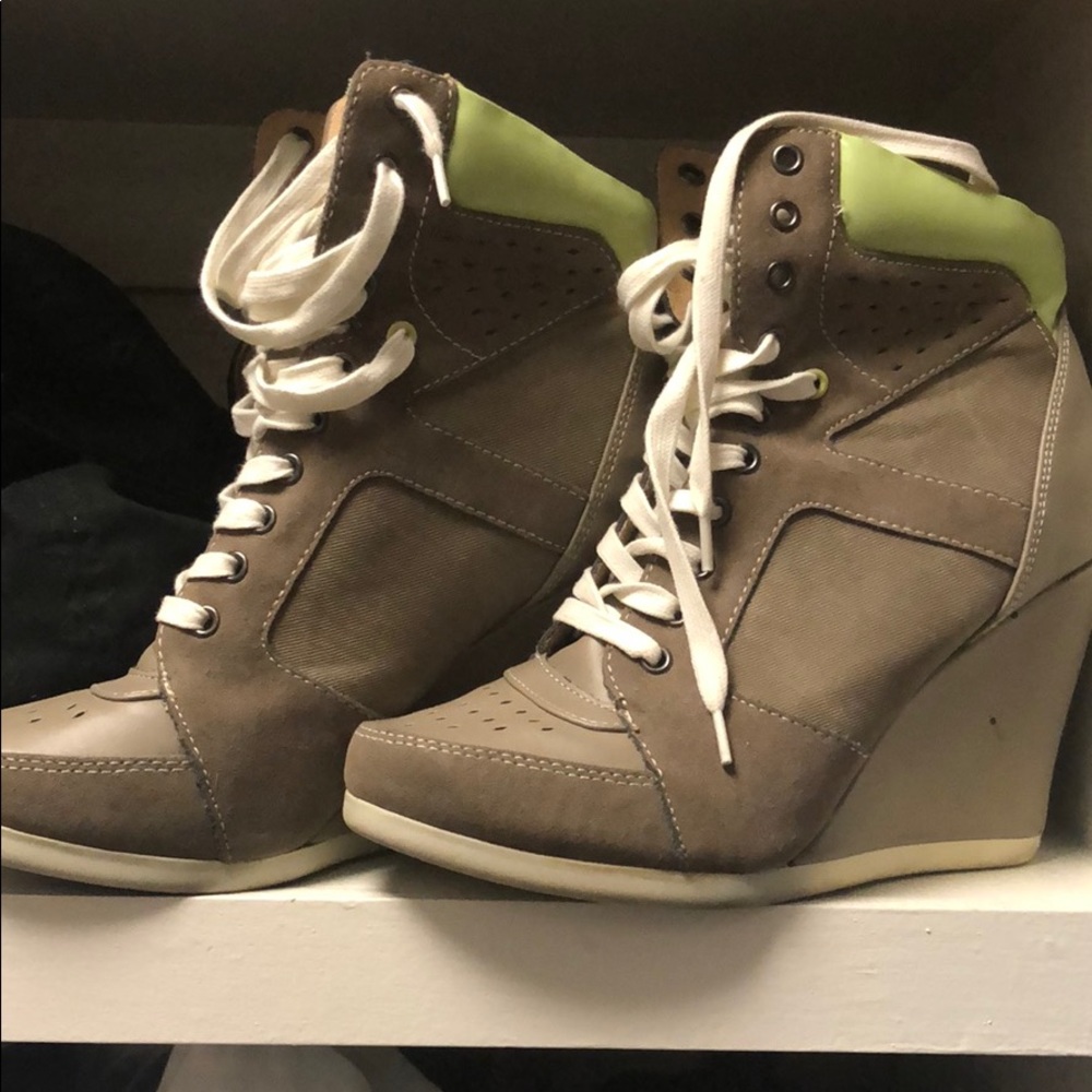 👟 tan wedged sneaker with a hint of lime green